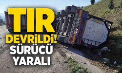 KONTROLDEN ÇIKAN TIR DEVRİLDİ; SÜRÜCÜSÜ YARALANDI