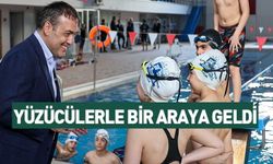 VALİ SÖZER KAPALI YÜZME HAVUZUNDA SPORCULARLA BİR ARAYA GELDİ