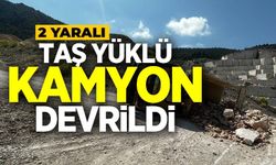 TAŞ YÜKLÜ KAMYON DEVRİLDİ: 2 YARALI