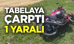 MOTOSİKLET TRAFİK TABELASINA ÇARPTI: 1 YARALI