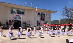 MİNİK ÖĞRENCİLER AYAKTA ALKIŞLANDI