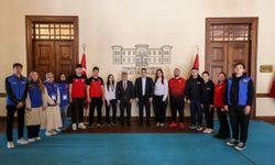 GENÇLİK HAFTASI’NDA BAŞARILI SPORCULAR VALİ SÖZER’LE BULUŞTU