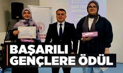 ŞİİR OKUMA YARIŞMASI'NDA DERECEYE GİREN GENÇLERE ÖDÜL