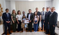 VALİ SÖZER, EVDE EĞİTİM GÖREN ÖĞRENCİLERİN KARNE SEVİNCİNE ORTAK OLDU