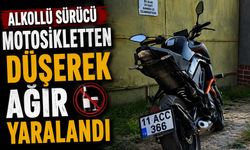 ALKOLLÜ SÜRÜCÜ MOTOSİKLETTEN DÜŞEREK AĞIR YARALANDI