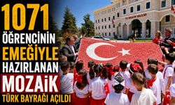 1071 ÖĞRENCİNİN EMEĞİYLE HAZIRLANAN MOZAİK TÜRK BAYRAĞI AÇILDI
