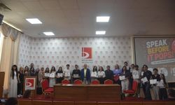BŞEÜ'DE İNGİLİZCE YILSONU GÖSTERİSİ BÜYÜK BEĞENİ TOPLADI