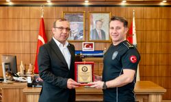 EMEKLİYE AYRILAN POLİS MEMURUNA VEDA PLAKETİ