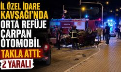ORTA REFÜJE ÇARPAN OTOMOBİL TAKLA ATTI: 2 YARALI