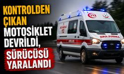 KONTROLDEN ÇIKAN MOTOSİKLET DEVRİLDİ, SÜRÜCÜSÜ YARALANDI