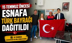 15 TEMMUZ ÖNCESİ ESNAFA TÜRK BAYRAĞI DAĞITILDI