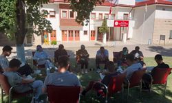 KORUMA ALTINDAKİ ÇOCUKLAR AÇIK HAVADA KİTAP OKUDU