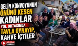 GELİN KONVOYUNUN ÖNÜNÜ KESEN KADINLAR YOL ORTASINDA TAVLA OYNAYIP, KAHVE İÇTİLER