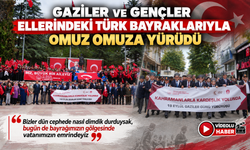 GAZİLER VE GENÇLER ELLERİNDEKİ TÜRK BAYRAKLARIYLA OMUZ OMUZA YÜRÜDÜ