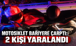 MOTOSİKLET BARİYERE ÇARPTI: 2 KİŞİ YARALANDI
