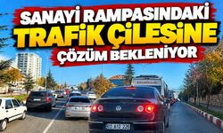 SANAYİ RAMPASINDAKİ TRAFİK ÇİLESİNE ÇÖZÜM BEKLENİYOR