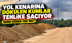 YOL KENARINA DÖKÜLEN KUMLAR TEHLİKE SAÇIYOR