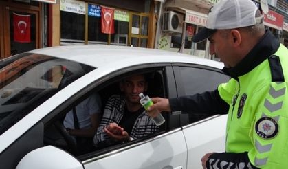 TRAFİK POLİSLERİ SÜRÜCÜLERE ŞEKER DAĞITTI