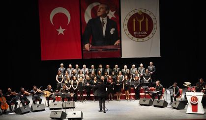 KONSER, KATILIMCILAR TARAFINDAN AYAKTA ALKIŞLANDI