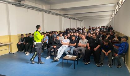 ÖĞRENCİLERE TRAFİK BİLİNCİ EĞİTİMİ VERİLDİ