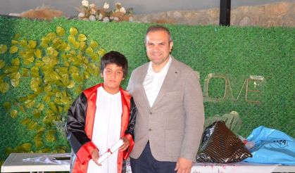MEZUNİYET TÖRENİNDE ÖĞRENCİLERİN SEVİNCİNE ORTAK OLDU