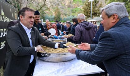 VALİ SÖZER’DEN ŞEYH EDEBALİ TÜRBESİ’NDE VATANDAŞLARA ŞİFALI PİLAV İKRAMI