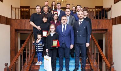 VALİ SÖZER ‘YILIN OKURU' ÖDÜLLERİNİ TAKDİM ETTİ