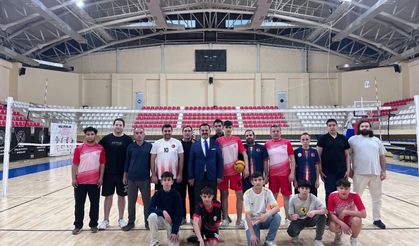 İL MÜDÜRÜ İLHAN ÇOCUKLARLA VOLEYBOL OYNADI