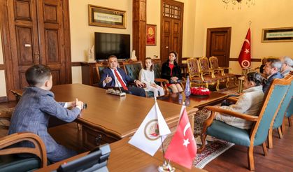 VALİ SÖZER, 23 NİSAN’DA MAKAMINI MİNİK YİĞİT’E DEVRETTİ.