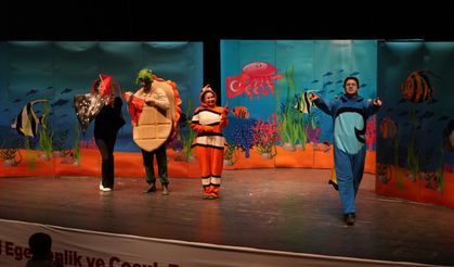 ÇOCUKLAR TİYATRO OYUNUNDA KAHKAHALARA BOĞULDU