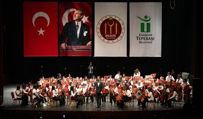 ÇOCUK SENFONİ ORKESTRASI'NIN KONSERİ AYAKTA ALKIŞLANDI