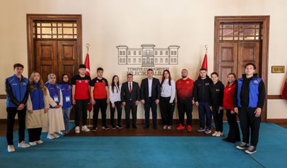 GENÇLİK HAFTASI’NDA BAŞARILI SPORCULAR VALİ SÖZER’LE BULUŞTU