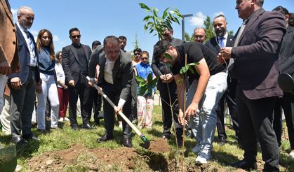 'KAMPÜSÜ AĞAÇLANDIRIYORUZ' SLOGANIYLA FİDANLAR TOPRAKLA BULUŞTU