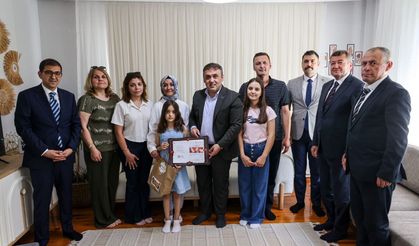 VALİ SÖZER, EVDE EĞİTİM GÖREN ÖĞRENCİLERİN KARNE SEVİNCİNE ORTAK OLDU