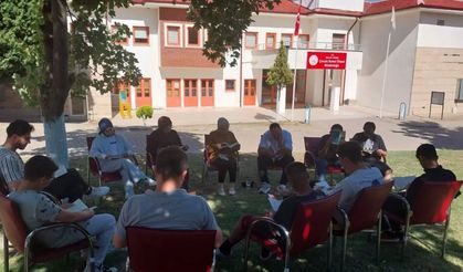 KORUMA ALTINDAKİ ÇOCUKLAR AÇIK HAVADA KİTAP OKUDU