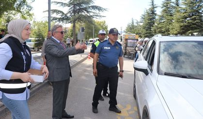 OKUL ÖNLERİNDE YAYA VE SÜRÜCÜLERE TRAFİK BİLGİLENDİRMESİ