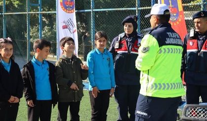 JANDARMA, 300 ÖĞRENCİYE GÜVENLİK EĞİTİMİ VERDİ