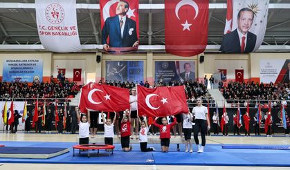 ANAOKULU ÖĞRENCİLERİN GÖSTERİSİ MEST ETTİ