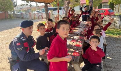 JANDARMA ÖĞRENCİLERLE BİR ARAYA GELDİ