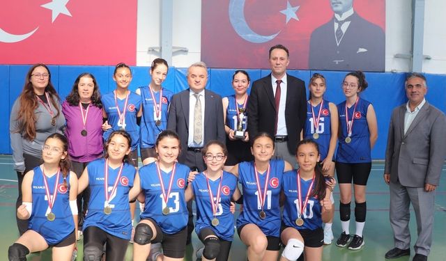 VOLEYBOL ŞAMPİYONU OLDU