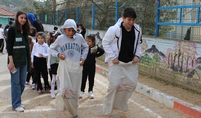 GEZİCİ KÜTÜPHANE ÇOCUKLARLA BULUŞTU