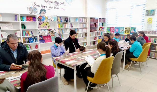 ÖĞRENCİLERLE KİTAP SAATİ