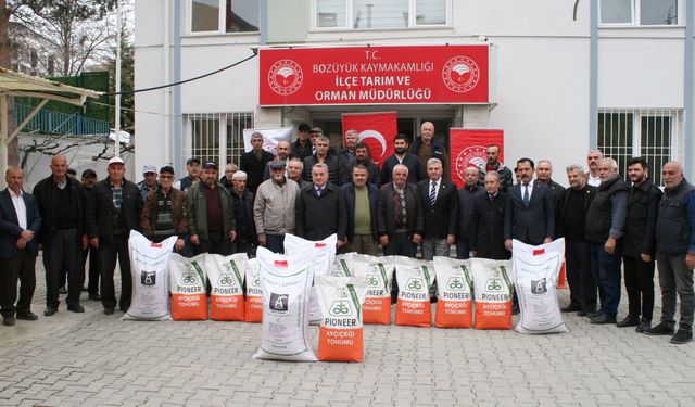 BOZÜYÜK’TE ÇİFTÇİLERE NOHUT VE AYÇİÇEĞİ TOHUMU DAĞITILDI