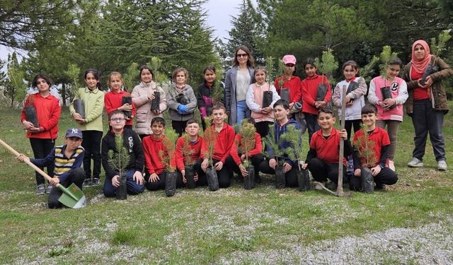 MİNİK ÖĞRENCİLERİ FİDANLARI TOPRAKLA BULUŞTURDU
