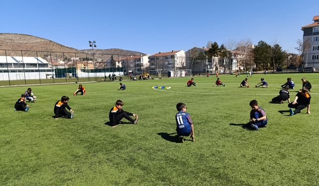 FUTBOL ANTRENMANLARI ARALIKSIZ DEVAM EDİYOR