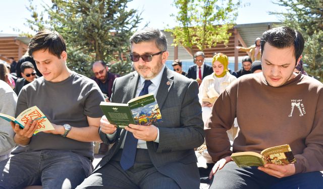 BŞEÜ'DE KİTAP OKUMA ETKİNLİĞİ DÜZENLENDİ