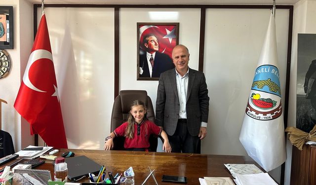 MİNİK ÖĞRENCİ BAŞKANLIK KOLTUĞUNA OTURDU