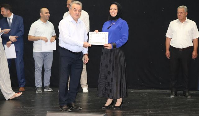 BOZÜYÜK'TE ÖĞRETMENLERE BAŞARI BELGESİ