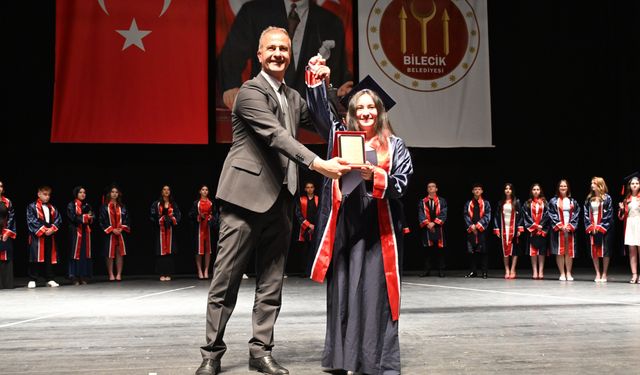 ÖZEL BİLECİK SINAV KOLEJİNDEN MEZUNİYET COŞKUSU