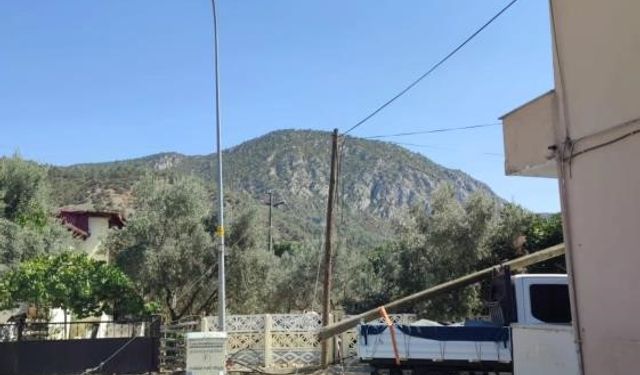 BAYIRKÖY'DE TELEFON DİREĞİ ONARILIYOR, İNTERNET ERİŞİMİ KISA SÜREDE SAĞLANACAK